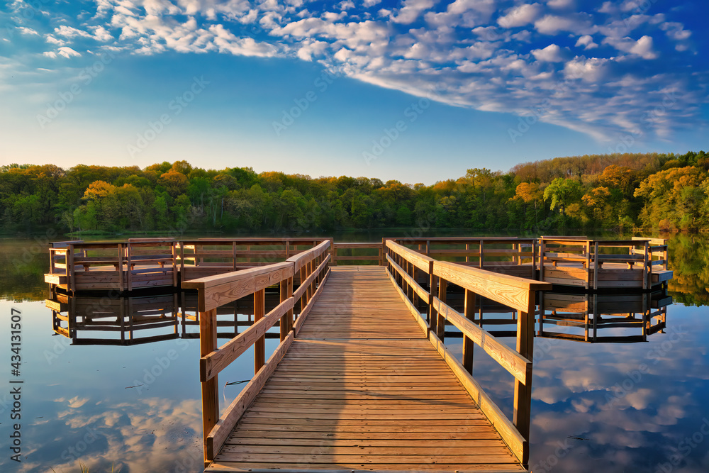 Obraz premium wooden bridge over lake