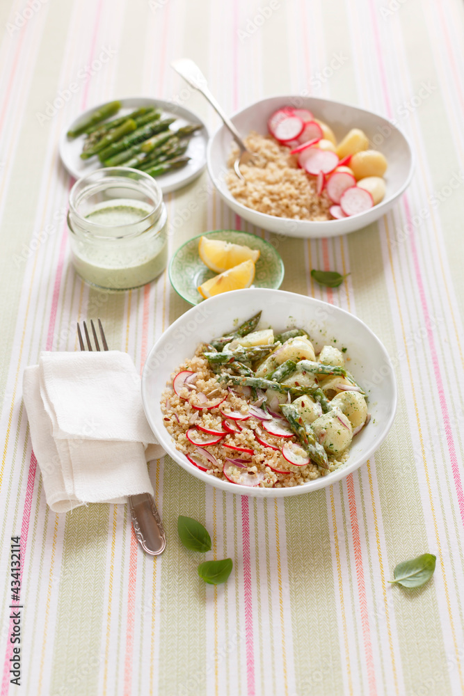 Quinoa salad with basil creamy dressing and mixed toasted seeds (ph. Marianna Franchi) Quinoa salad with basil creamy dressing and mixed toasted seeds (ph. Marianna Franchi)