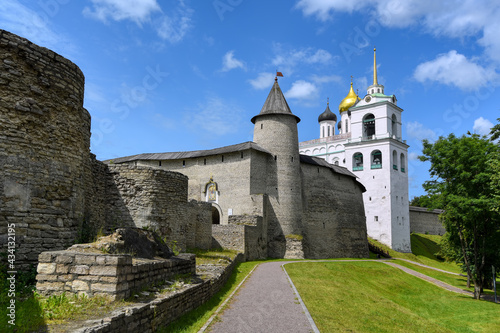 Tableau sur toile Trinity cathedral and the walls of Pskov Kremlin, Russia