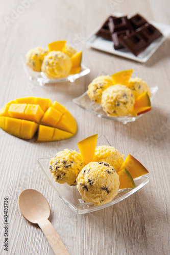 Mango ice cream with chocolate chips (ph. Archivio Collection)