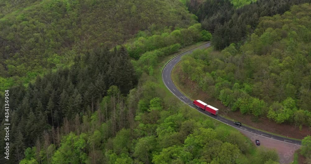 LKW fährt Serpentine hoch - Logistik - Transport von Waren - Probleme Lieferverkehr
