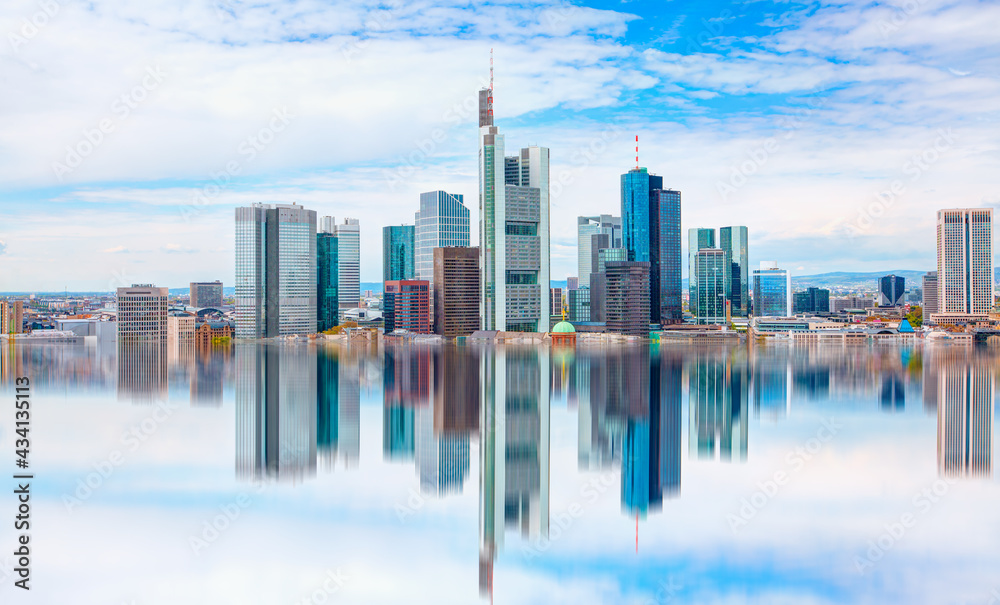 Obraz premium Beautiful view of Frankfurt am Main skyline at dusk - Cityscape with cruise ship sailing in the river, Frankfurt am main, Germany