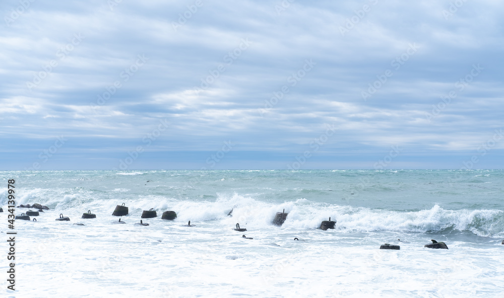 Waves breaking on Marine concrete breakwaters in shallow water. Traveling-wave protection, concrete breakwater Waves breaking on Marine concrete breakwaters in shallow water. Traveling-wave protection, concrete breakwater