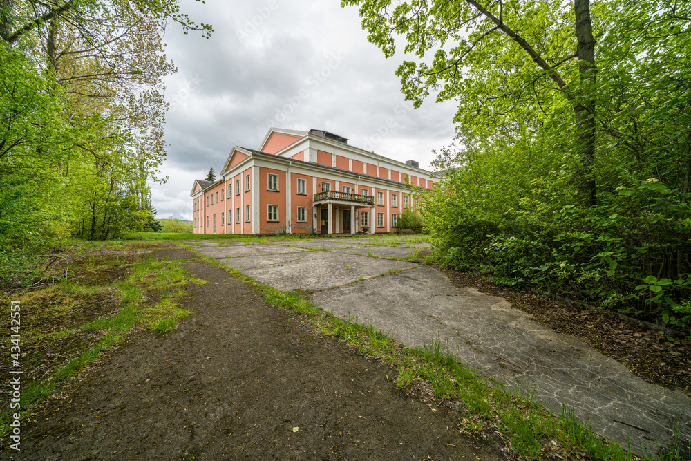 The Kulturpalast in Unterwellenborn, once a vibrant cultural center of the VEB Maxhütte, has been a listed building since 1987 and is an important testimony to the architectural history of the GDR. The Kulturpalast in Unterwellenborn, once a vibrant cultural center of the VEB Maxhütte, has been a listed building since 1987 and is an important testimony to the architectural history of the GDR.