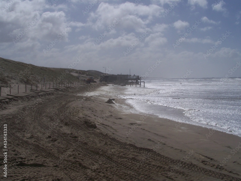 During a storm surge off the coast of North Holland in 2015, the sea washed over the beach and reached as far as the dunes (here near Juliandorp). Sturmflut vor der Künste Nordhollands im Jahr 2015.