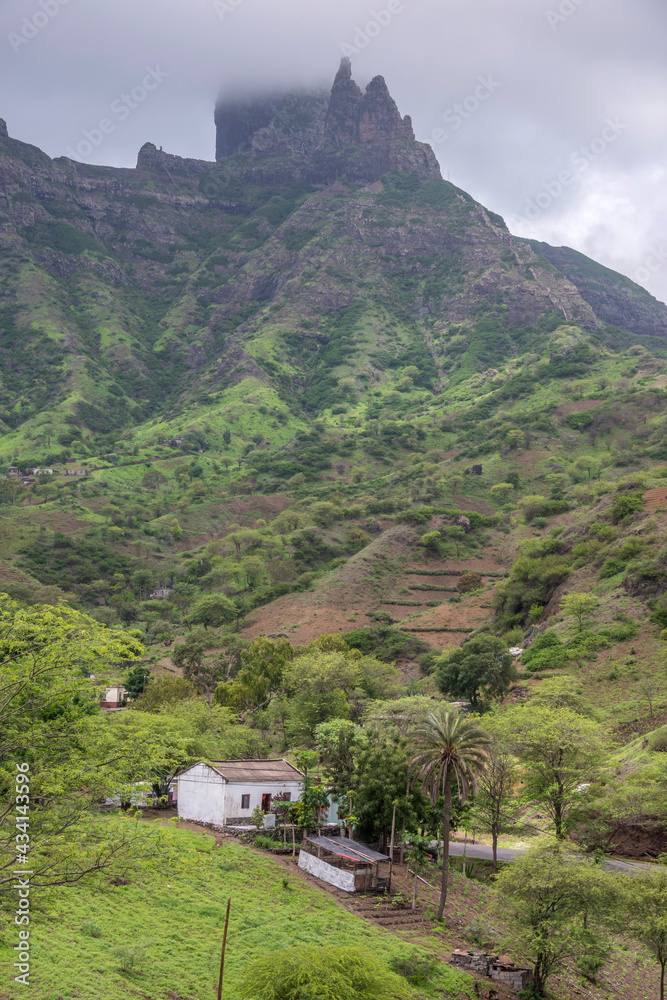 Paisaje montañoso en Sao Domingos en el interior de la isla de Santiago en Cabo Verde