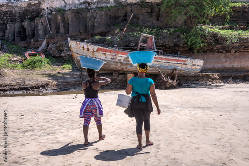 Mujeres transportando pescado en la playa de Tarrafal en  la isla de Santiago en Cabo Verde photo