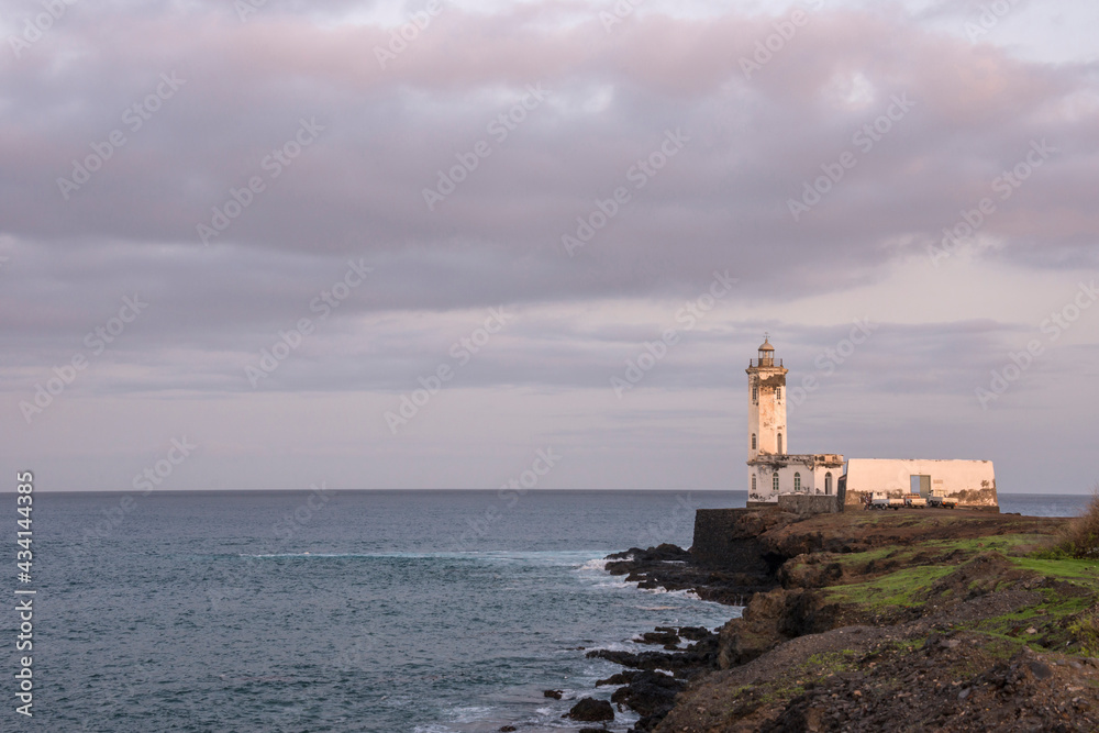 Faro de Maria Pia en la costa de Praia capital de la isla de Santiago en el archipiélago de Cabo Verde