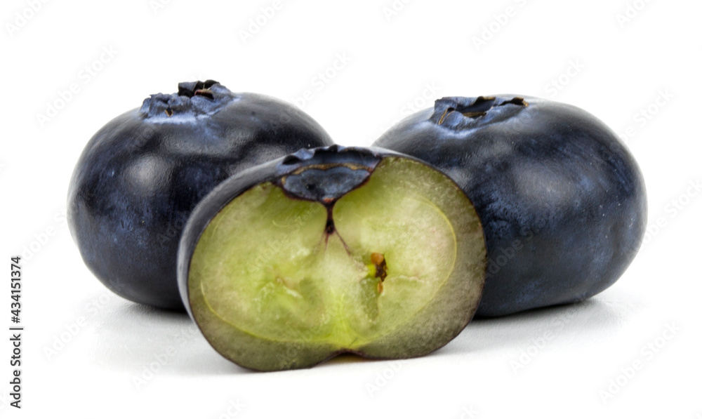 Obraz premium blueberries on white background