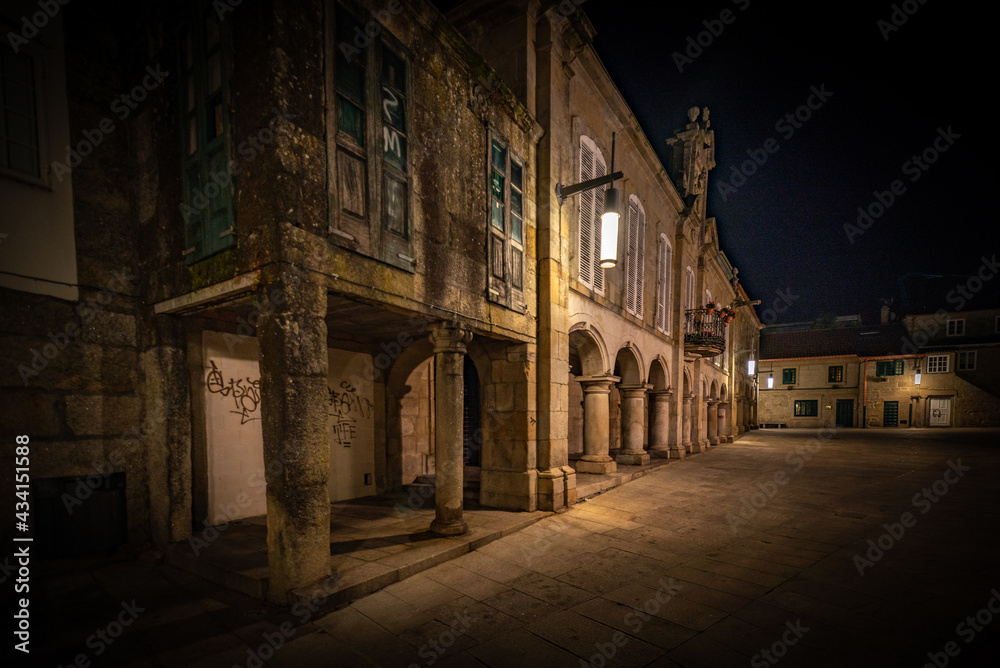 Edificios antiguos en ciudad de Pontevedra de noche	