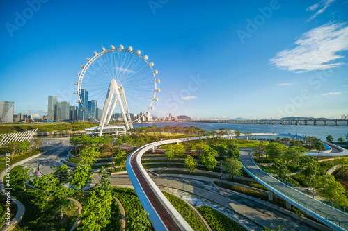 Photo Ferris wheel in downtown of shenzhen china city