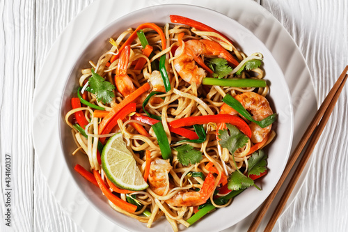 pad thai noodles with prawns, carrots, red pepper