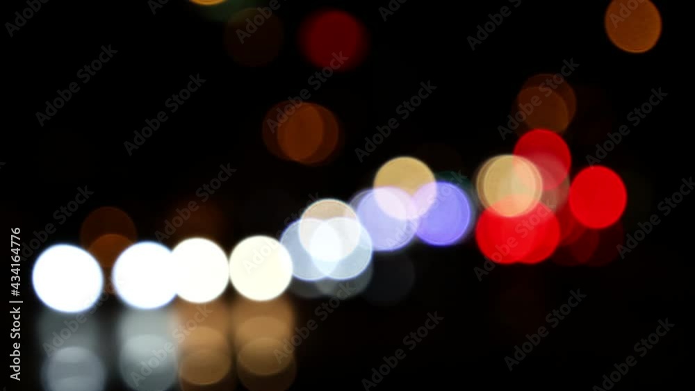 Nachtlichte mit Bokeh in der Stadt 