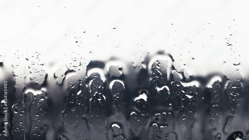 Regentropfen  im Sturm an der Fensterscheibe