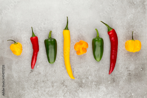 Foto Red hot chili peppers pattern texture background.