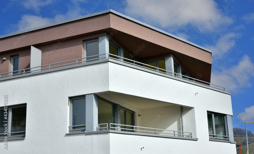 Fassade einer neu gebauten modernen Mehrfamilien-Wohnanlage