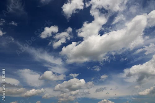 Obraz Białe chmury na niebie koloru niebieskiego. 
