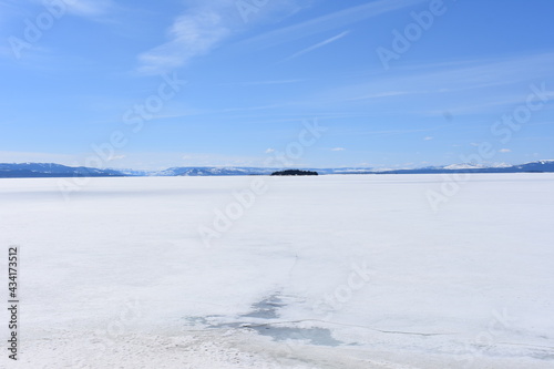 Frozen lake © Edison