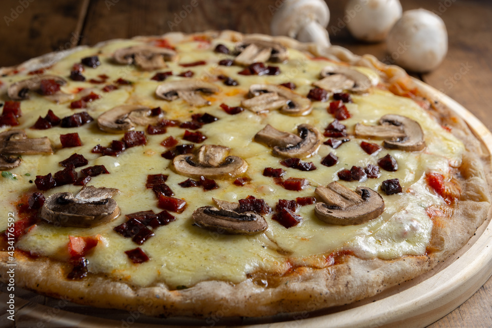 pizza con hongos pizza con hongos