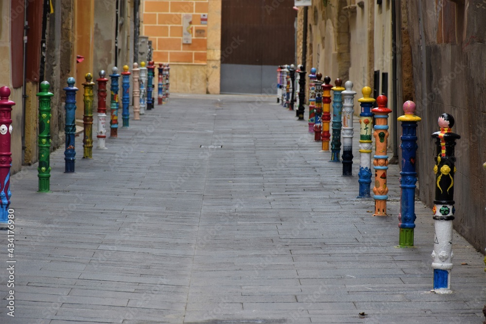 Obraz premium arte en la calle, bolardos pintados, tarragona, españa