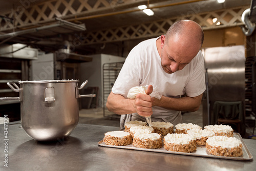 Fotografie pastry chef in pastry shop filling stamps and cream