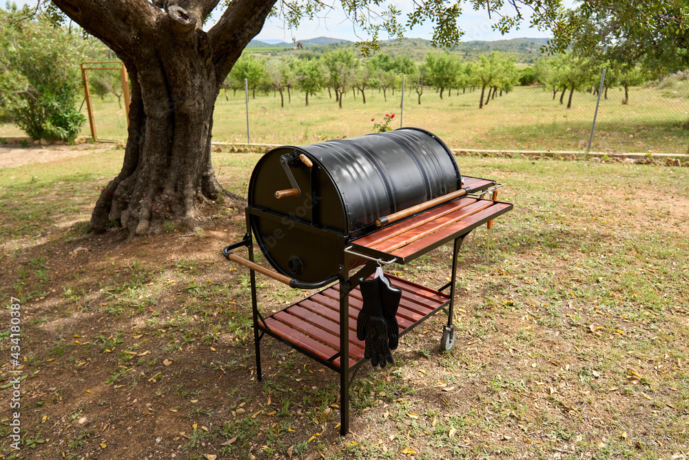 excellent portable barbecue made by hand in black. excellent portable barbecue made by hand in black.