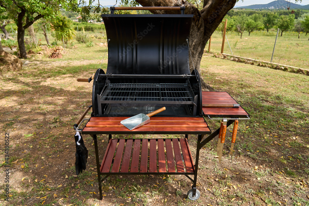 excellent portable barbecue made by hand in black. excellent portable barbecue made by hand in black.