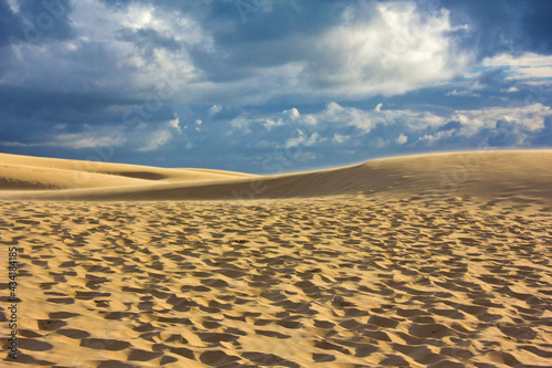 Dune de Pilat mit blauem Himmel und Wolken an der Atlantikküste in Frankreich