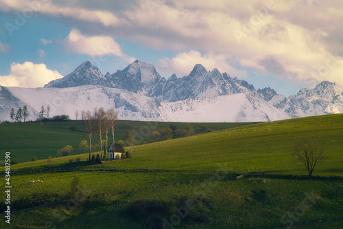 Fototapeta Naklejka Na Ścianę i Meble -  Kapliczka w miejscowości Kacwin na tle Tatr.