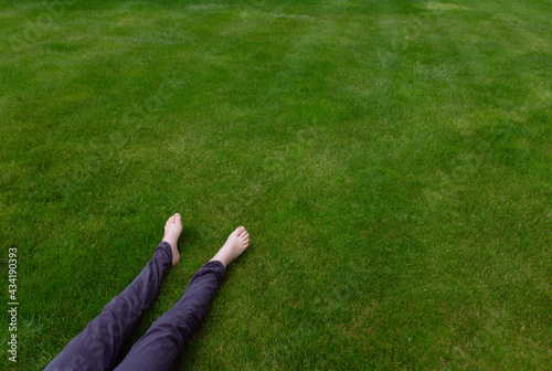 personne allongée dans l'herbe: détente, relaxation et sieste