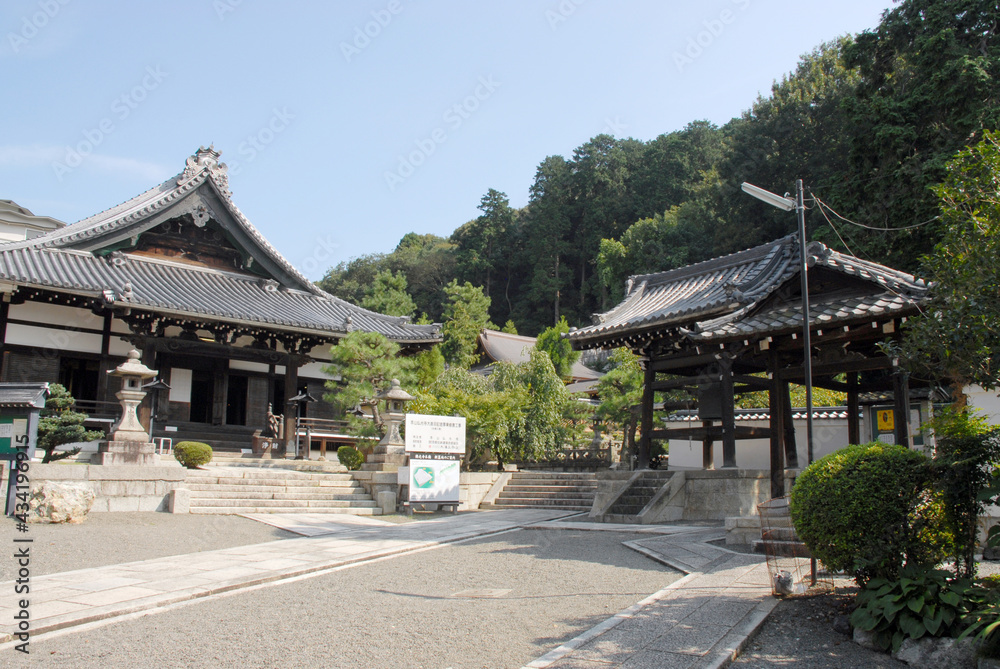Fototapeta premium 仏光寺本廟 光寿堂と鐘楼 京都市東山区