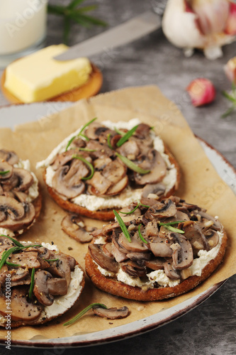 Open sandwiches with grilled mushrooms