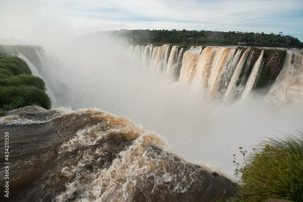 Garganta do Diabo no Parque Nacional do Iguaçu na Argentina. É considerado uma das 7 maravilhas do mundo e o rio Iguaçu divide Brasil e Argentina. - obrazy, fototapety, plakaty 
