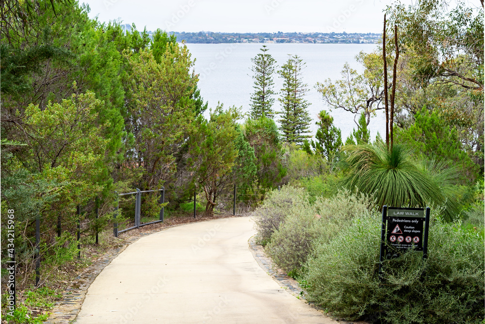 Law Walk in Kings Park is an urban bushland trail. It is a 2.5 km loop