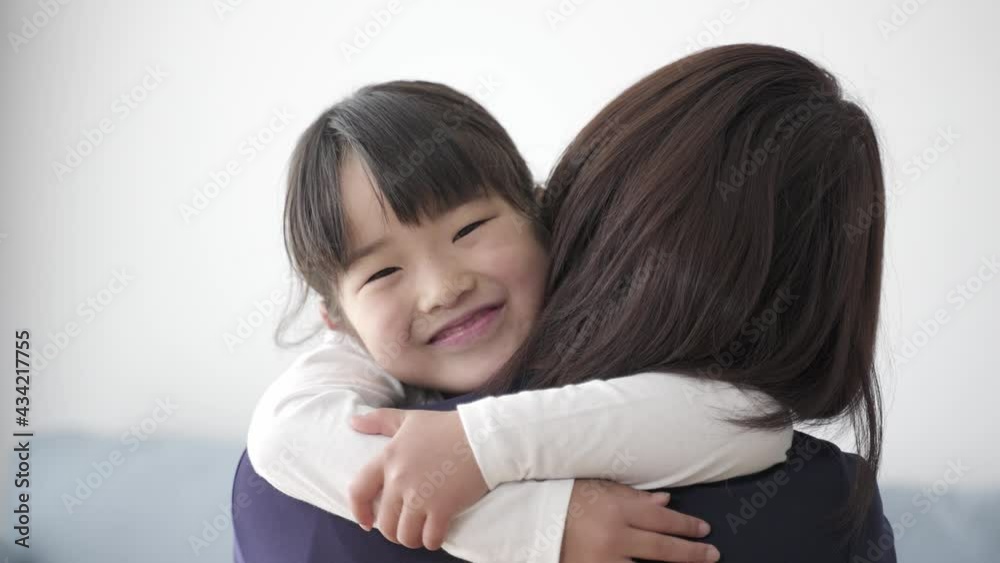 女の子とハグをするお母さん