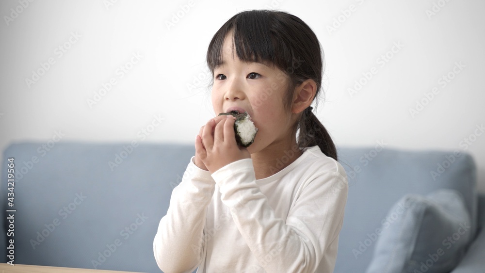 おにぎりを食べる女の子 おにぎりを食べる女の子
