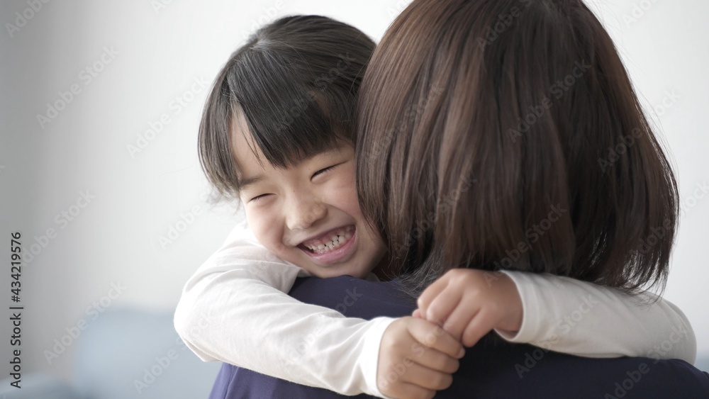 女の子とハグをするお母さん 女の子とハグをするお母さん