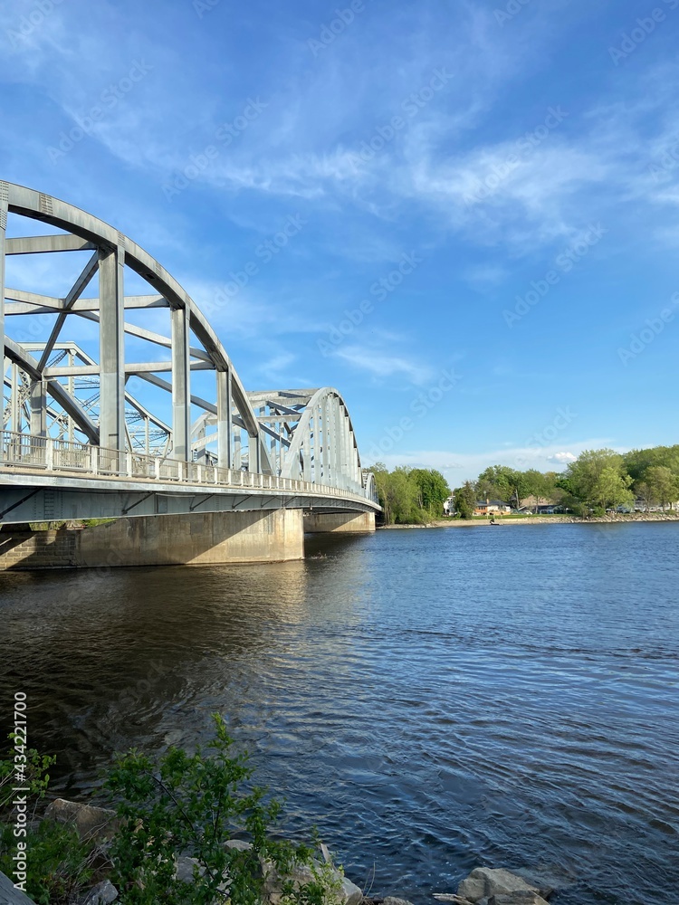 Obraz premium Montreal River with Bridge