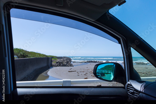 Fototapeta Naklejka Na Ścianę i Meble -  自動車の窓から見える海
