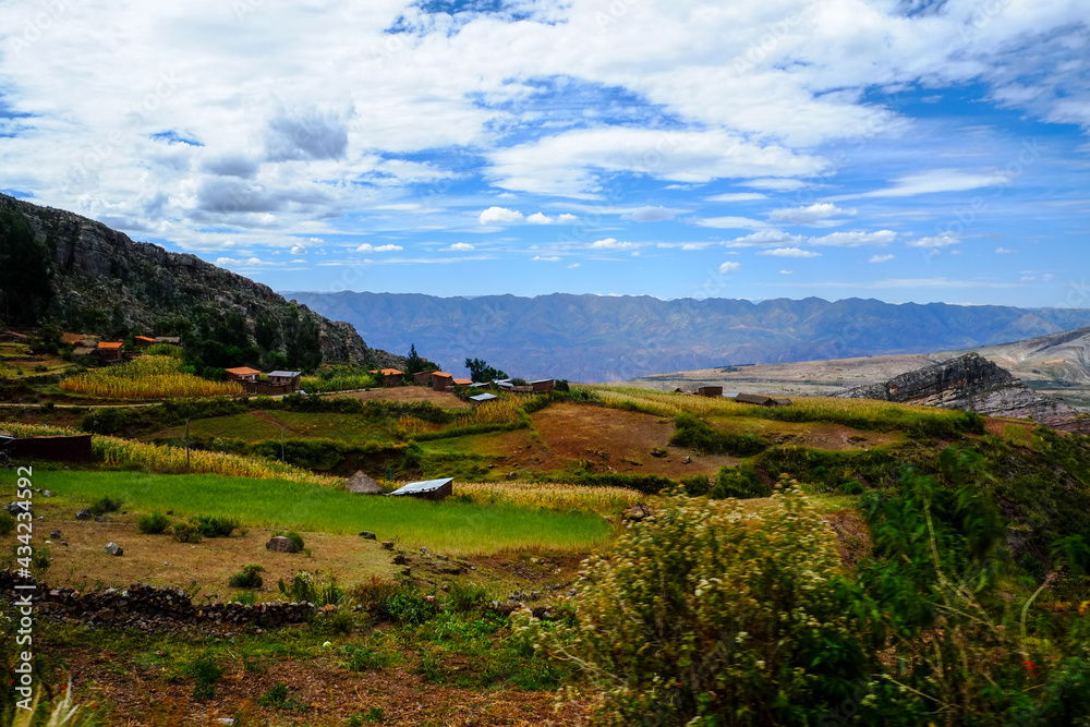 南米ボリビアの秘境、トロトロ渓谷の美しい地形と恐竜の足跡やUmajalanta鍾乳洞