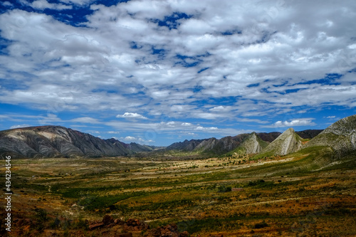 南米ボリビアの秘境、トロトロ渓谷の美しい地形と恐竜の足跡やUmajalanta鍾乳洞 © mizoyoko