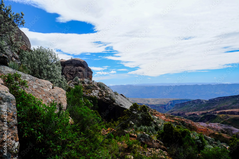 Fototapeta premium 南米ボリビアの秘境、トロトロ渓谷の美しい地形と恐竜の足跡やUmajalanta鍾乳洞