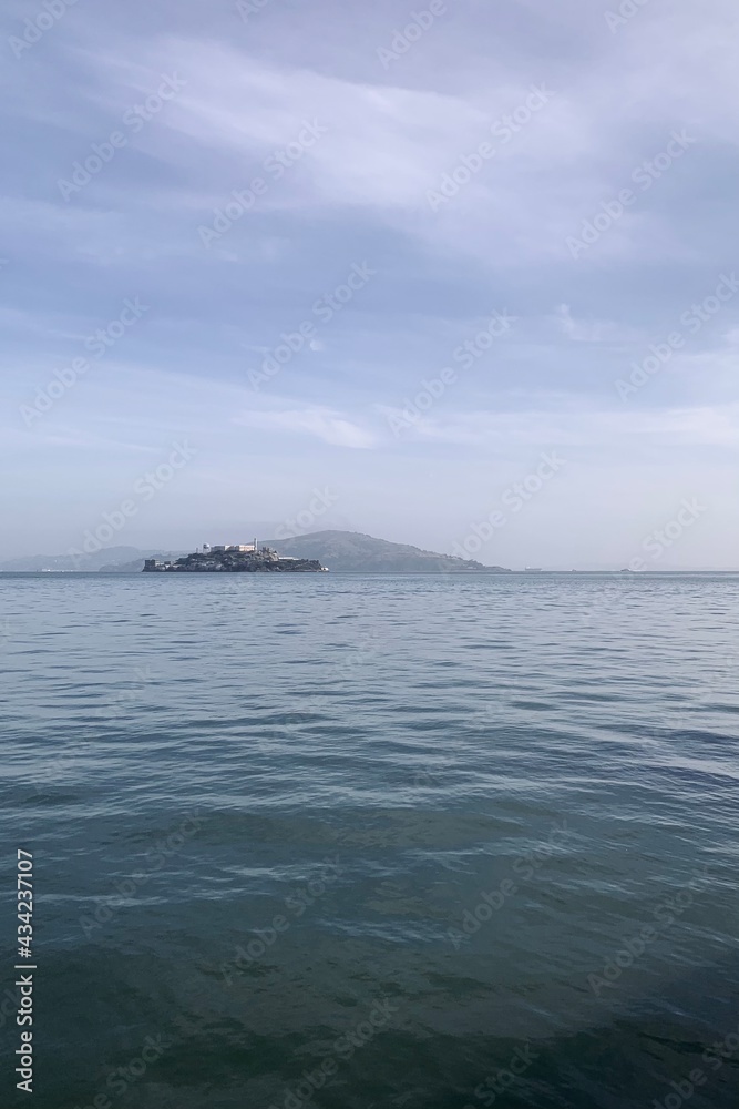 Obraz premium Alcatraz Island and sky