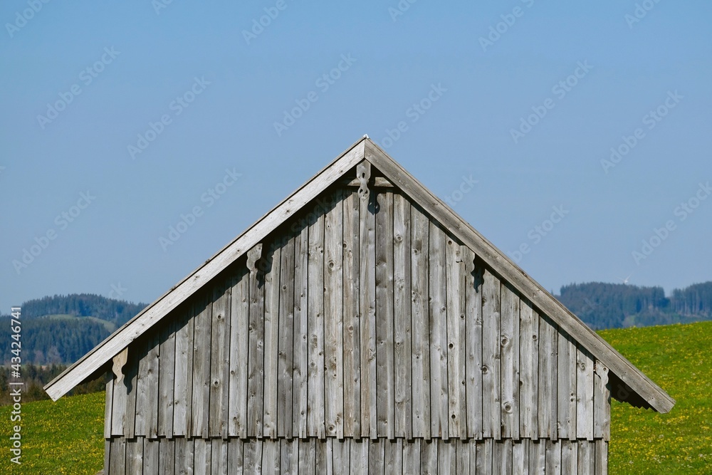 Giebelseite einer Holzhütte im Allgäu