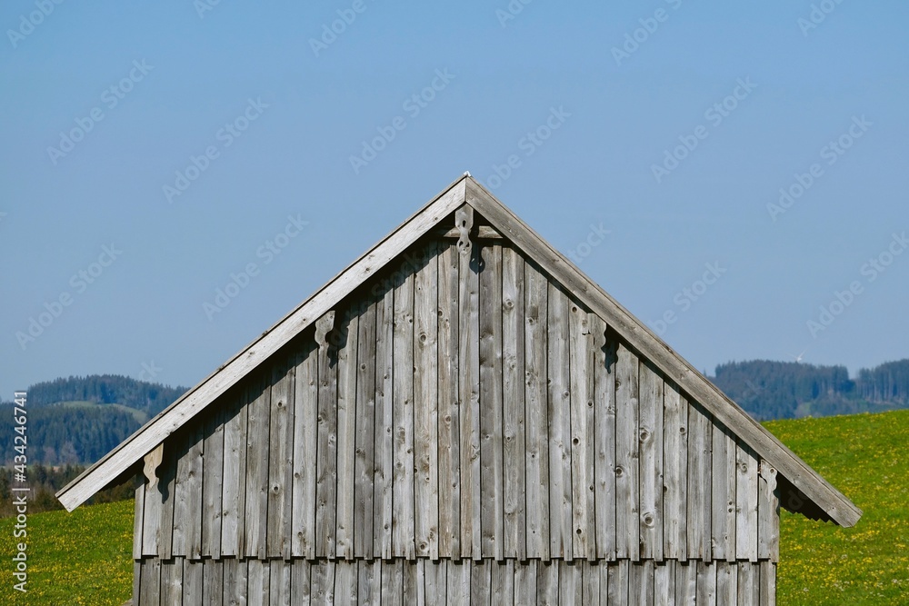 Giebelseite einer Holzhütte im Allgäu Giebelseite einer Holzhütte im Allgäu