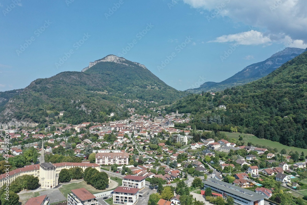 La ville de Voreppe au pied de la Chartreuse dans les Alpes en Isère prise par un drone