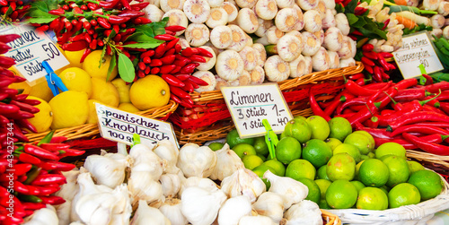 Fototapeta Naklejka Na Ścianę i Meble -  Wochenmarkt  - bunte Vielfalt an gesunde Obst und Gemüse