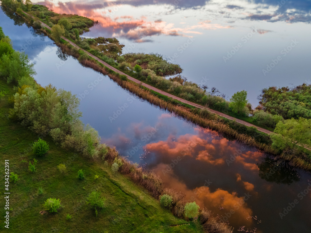 Naklejka premium Sky reflection in the water