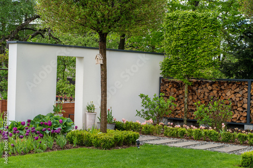 Ściana w nowoczesnym ogrodzie, pomysł na ciekawy stylowy ogród photo
