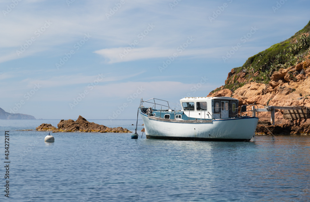 Bateau amarré devant le Fort de Girolata (Ghjirulata), en Corse. Photo prise depuis un bateau de tourisme. Bateau amarré devant le Fort de Girolata (Ghjirulata), en Corse. Photo prise depuis un bateau de tourisme.